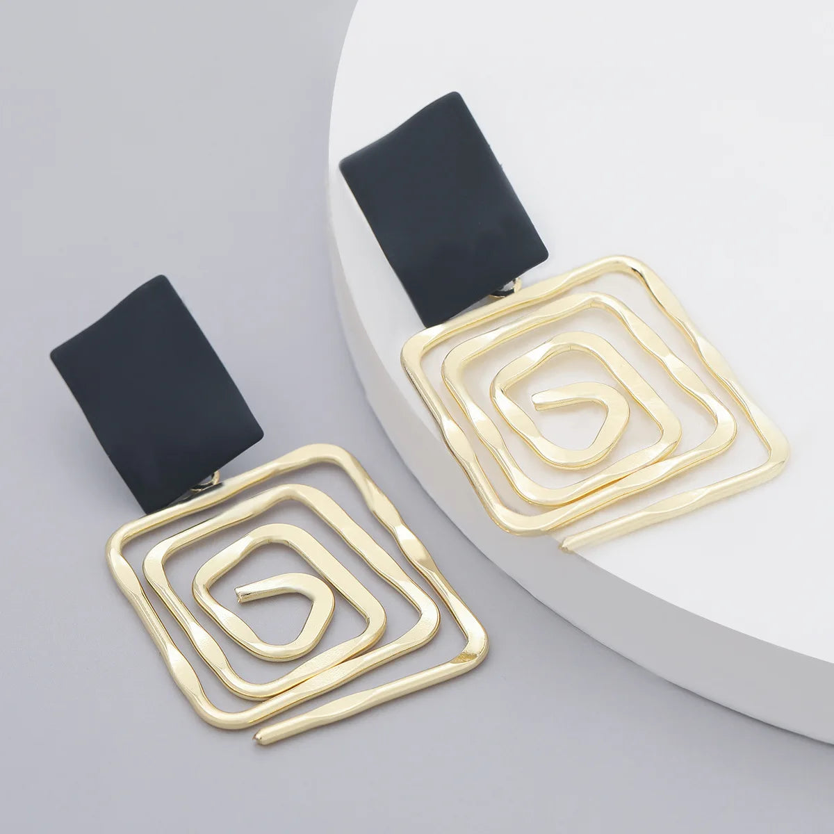 2024 Fashion Simple Metal Back Shape Geometric Earrings Women's Popular Creative Drop Earrings Retro Party Jewelry Accessories