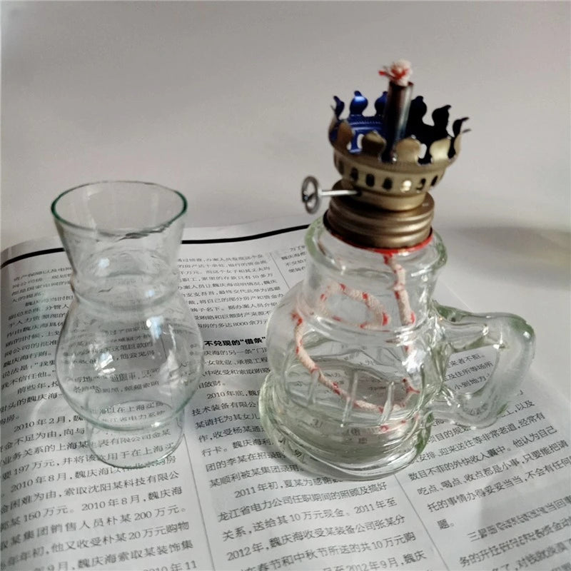 1 Retro Kerosene Candle Holder Windproof Oil Lamp with Glass Cover, Suitable for Emergency Lighting and Indoor Decoration