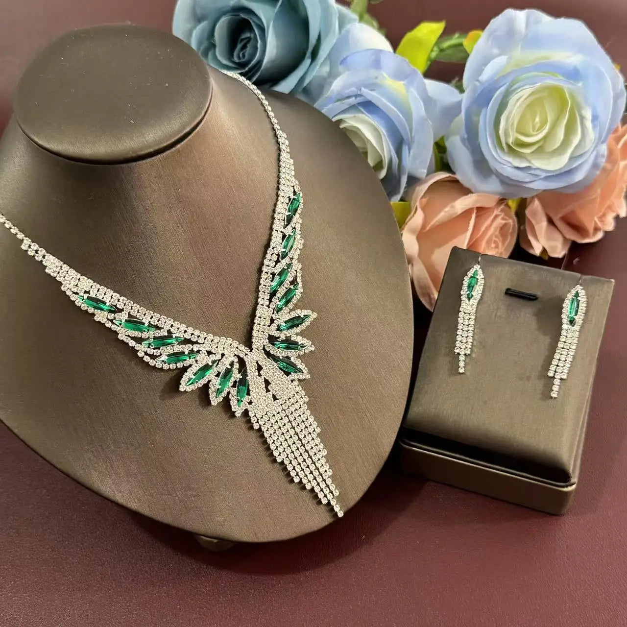 3-piece luxury crystal rhinestone and green gemstone tassel jewelry set, exquisite and elegant, perfect for wedding parties