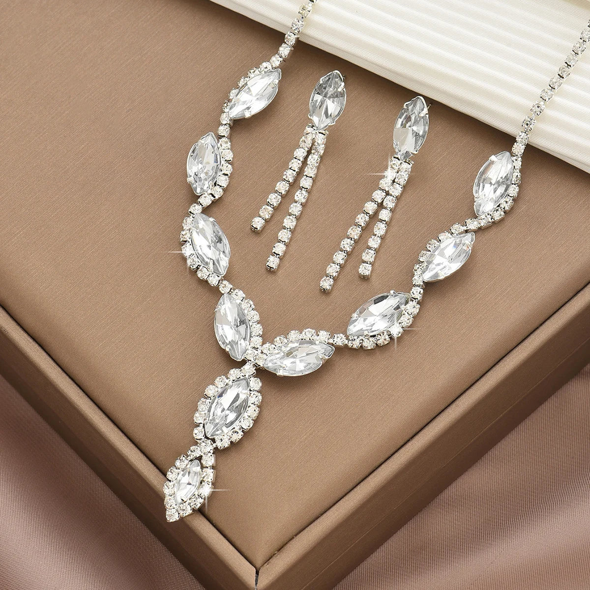 3 Pieces of Wedding Season Women's Claw Chain Series Crystal Earrings Necklace Jewelry Set Banquet Party Holiday Gift-8177