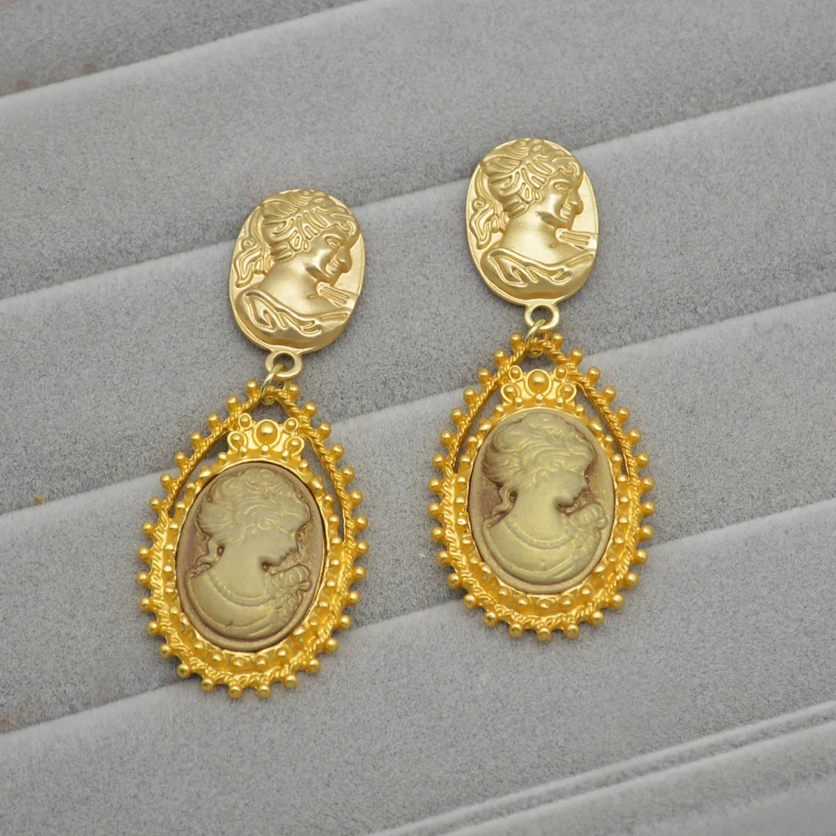 Vintage Metal handmade necklace Fashion Oval Portrait pendant necklace collarbone chain women's statement jewelry gift