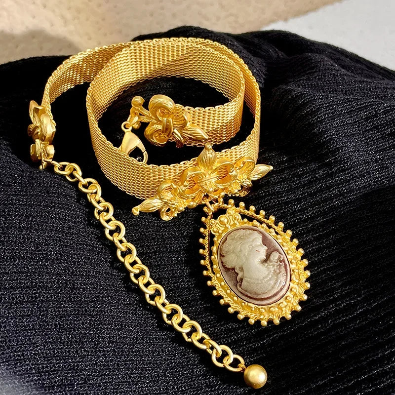 Vintage Metal handmade necklace Fashion Oval Portrait pendant necklace collarbone chain women's statement jewelry gift