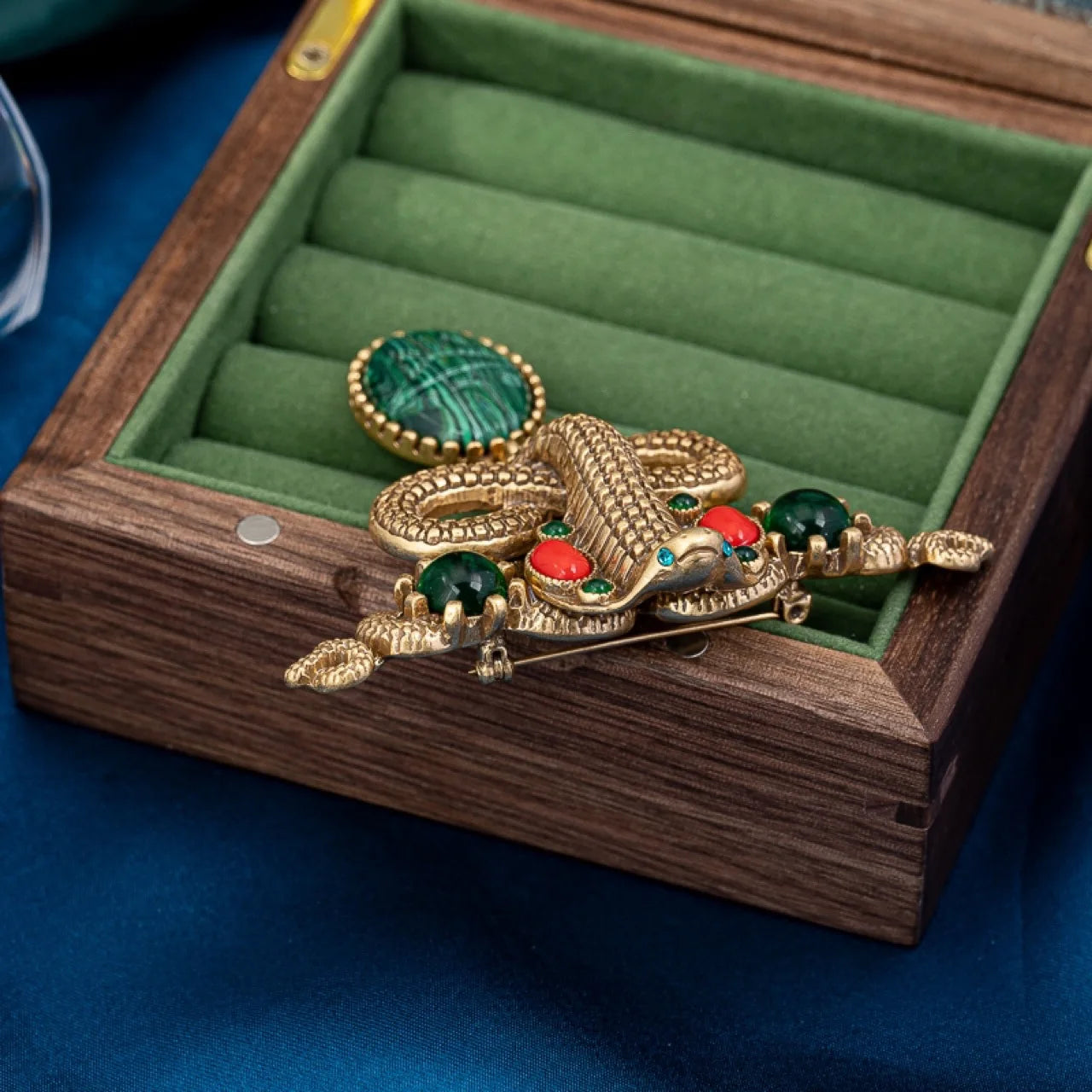 Vintage Women Men Classic Palace Style Pendant Crystal Badges Accessories Retro Baroque Unisex Alloy Brooch Pin Accessories