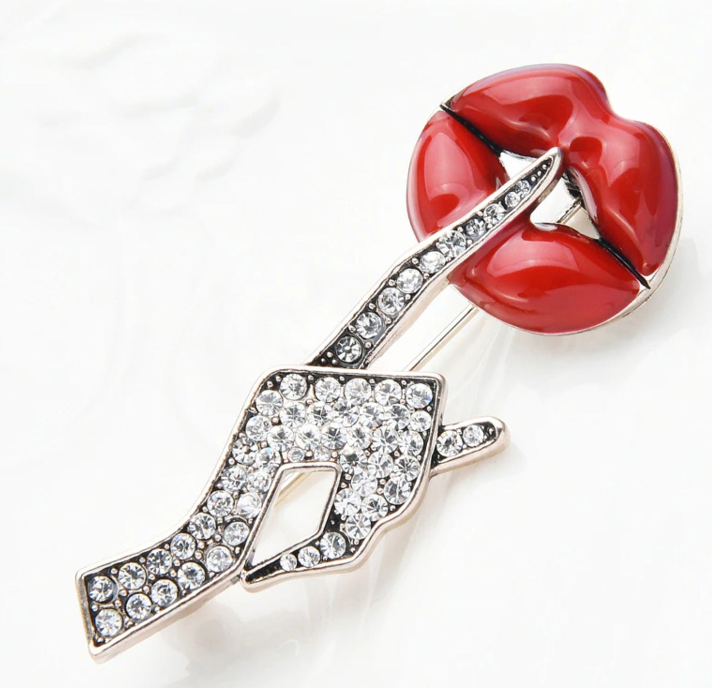 Celebrity lips brooch vintage look silver plated suit coat broach cake pin jj18s