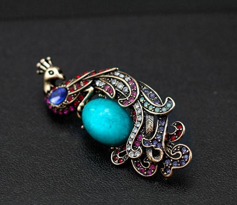 Stunning vintage look gold plated peacock turquoise stone queen brooch broach h2