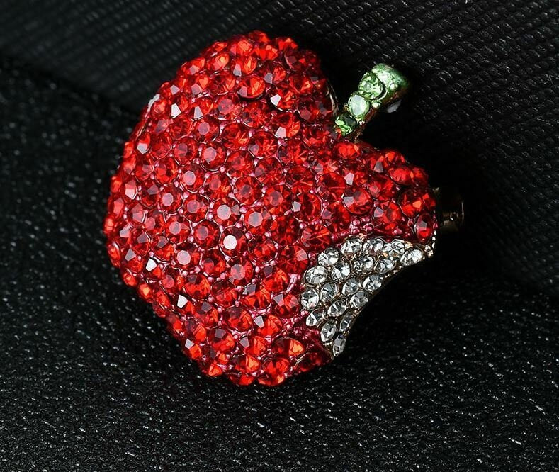 Stunning vintage look gold plated red apple designer brooch broach pin b49
