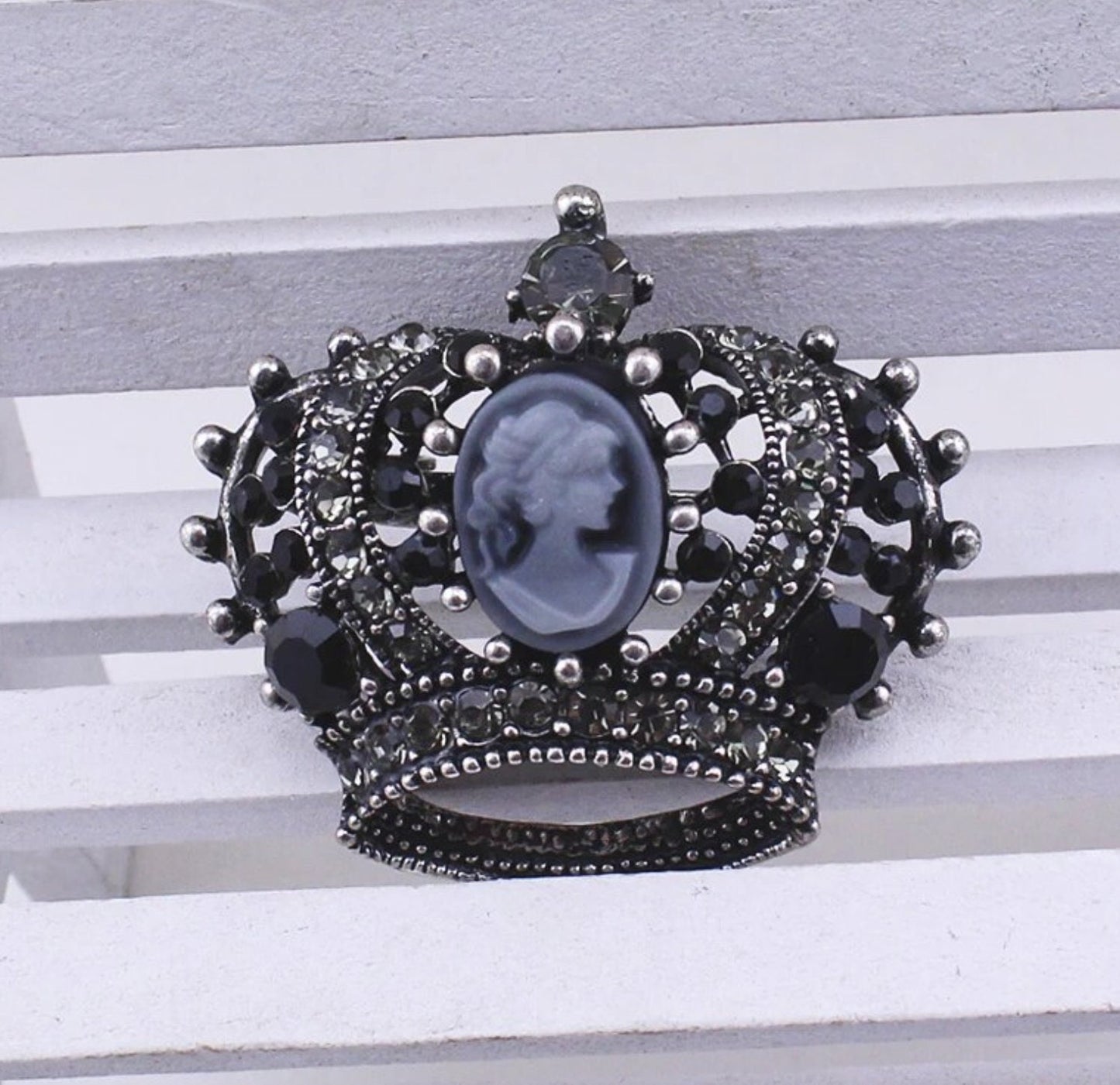 Crown brooch stunning vintage look antique silver plated stones royal princess g