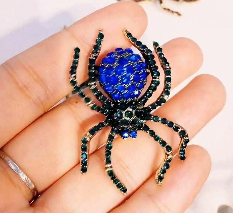 Vintage look gold plated blue spider brooch suit coat broach pin collar z24