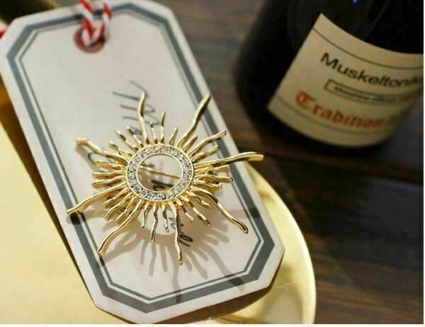 Stunning vintage look gold plated sun shaped brooch suit coat broach pin collar
