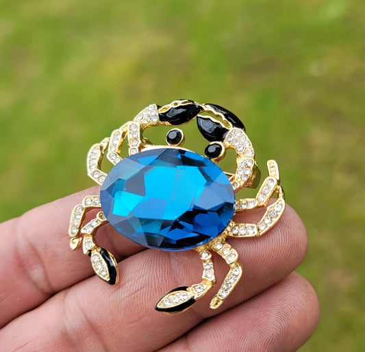 Stunning vintage look gold plated blue crab designer brooch broach cake pin b54
