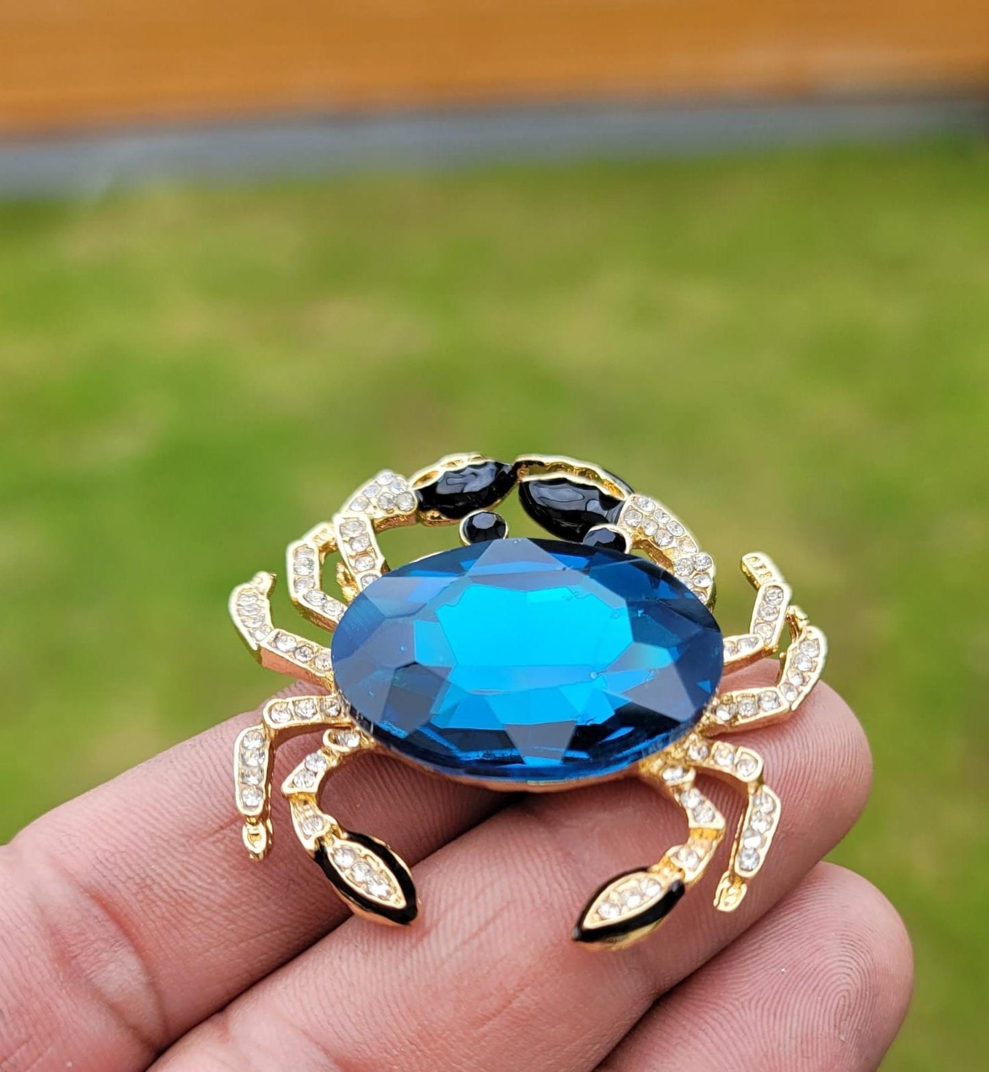 Stunning vintage look gold plated blue crab designer brooch broach cake pin b54