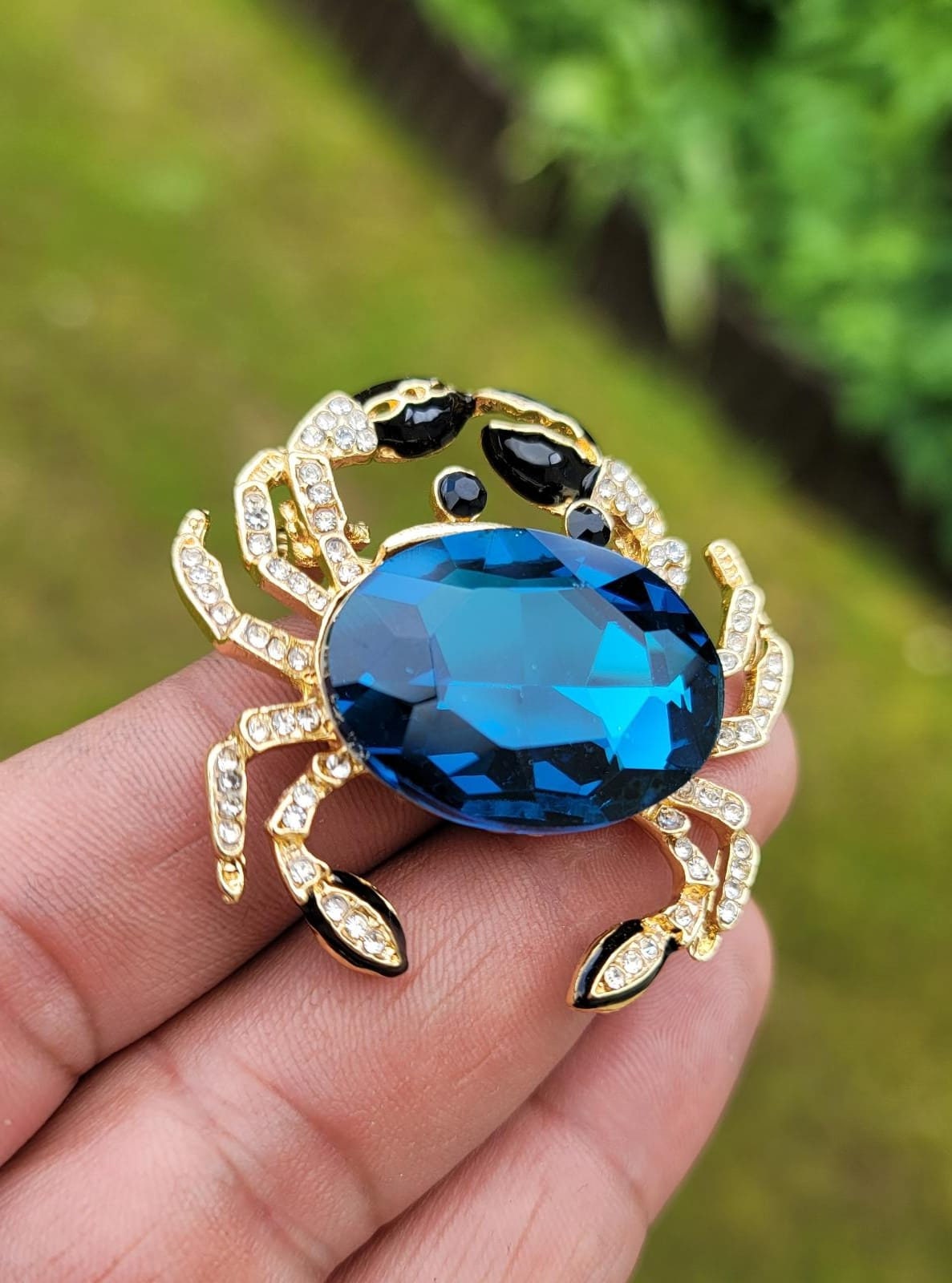 Stunning vintage look gold plated blue crab designer brooch broach cake pin b54