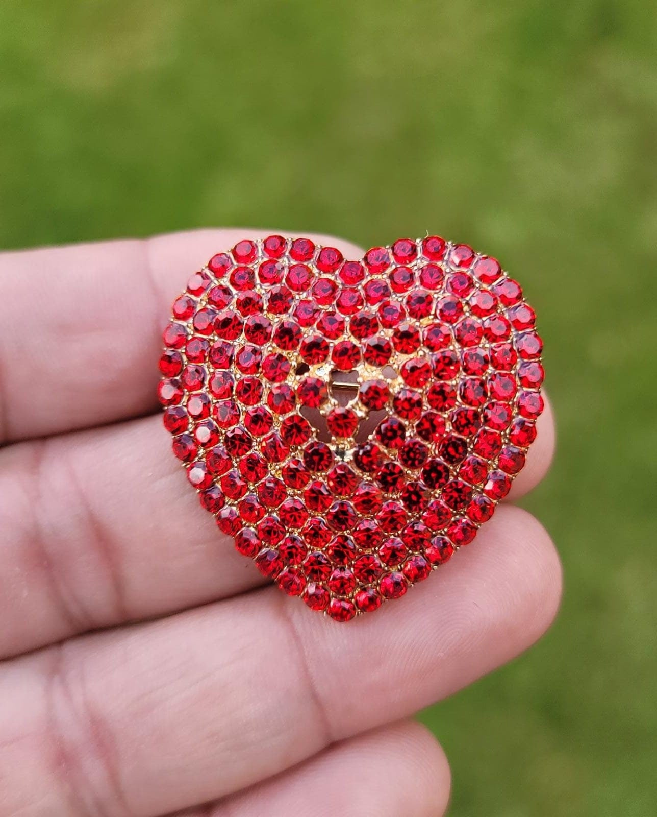 Red Heart Celebrity Brooch Stunning Vintage Look Retro Style Love Broach Pin D3R