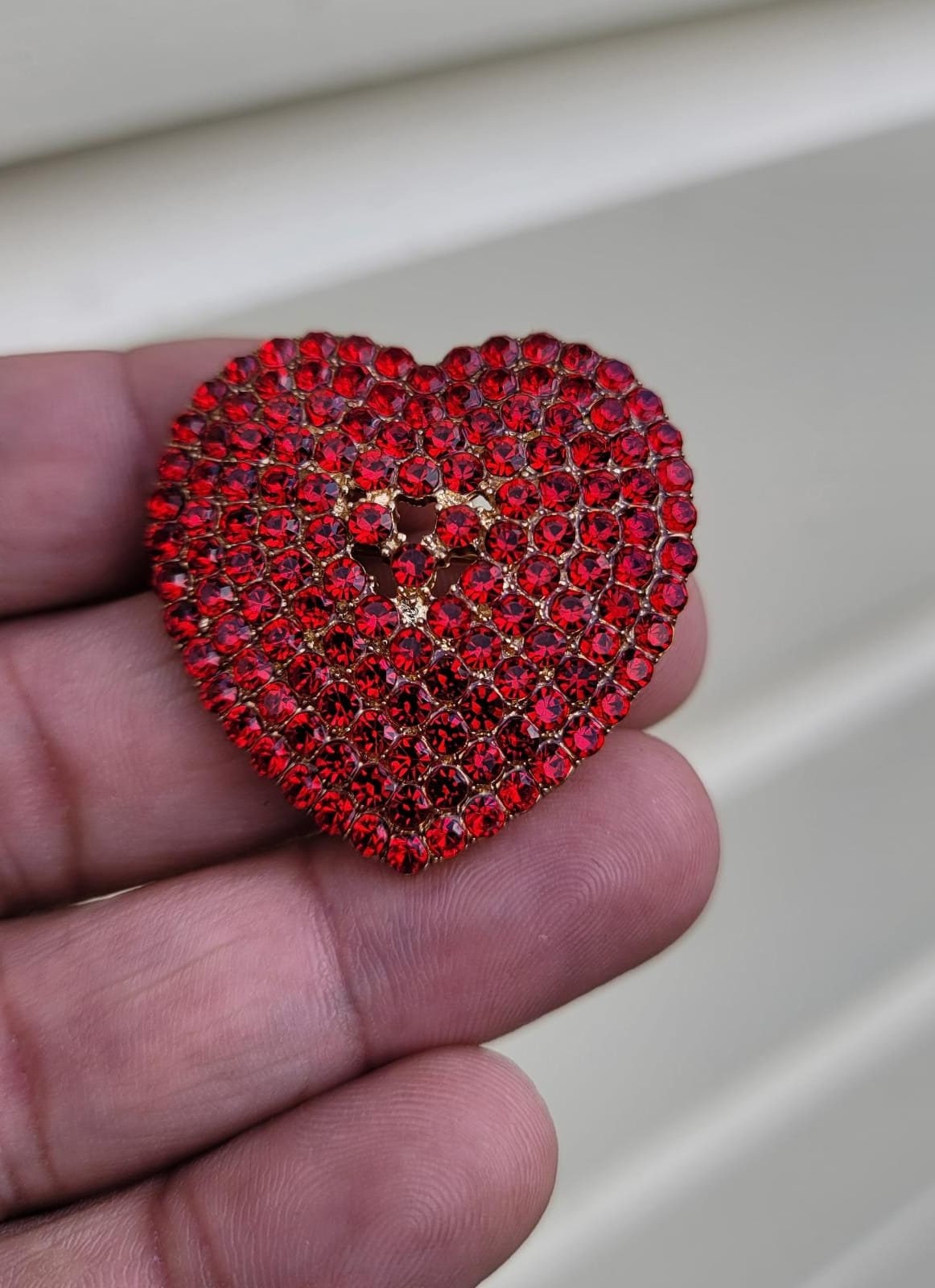 Red Heart Celebrity Brooch Stunning Vintage Look Retro Style Love Broach Pin D3R